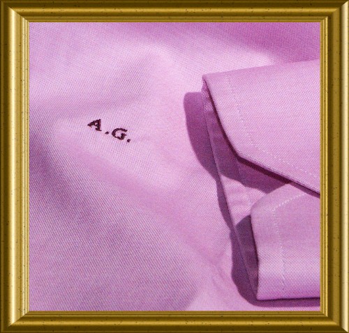 iniziali su camicia in carattere serif